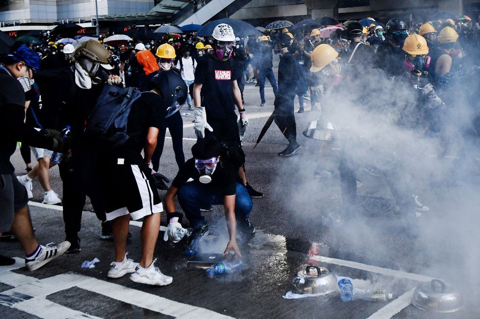 Manifestantes usam utensÃ­lios de cozinha para conter o gÃ¡s lacrimogÃªneo disparado pela polÃ­cia nesta segunda-feira (5) em Hong Kong  â?? Foto: Anthony Wallace / AFP