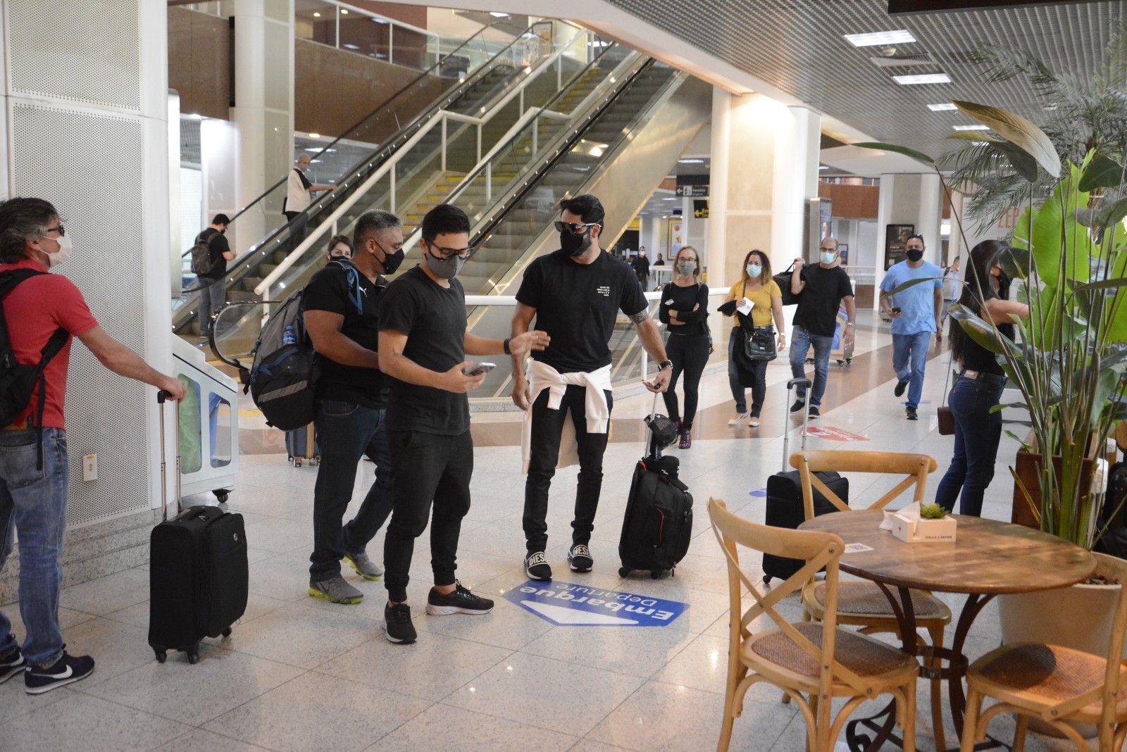 Rodolffo é tietado em aeroporto (Foto: AgNews/Webert Belicio)