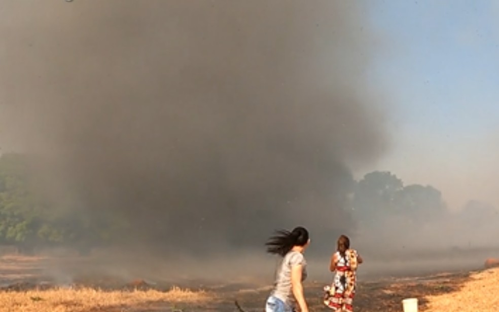 Redemoinho de fumaça se forma durante incêndio, em Goiânia, Goiás — Foto: Reprodução/TV Anhanguera