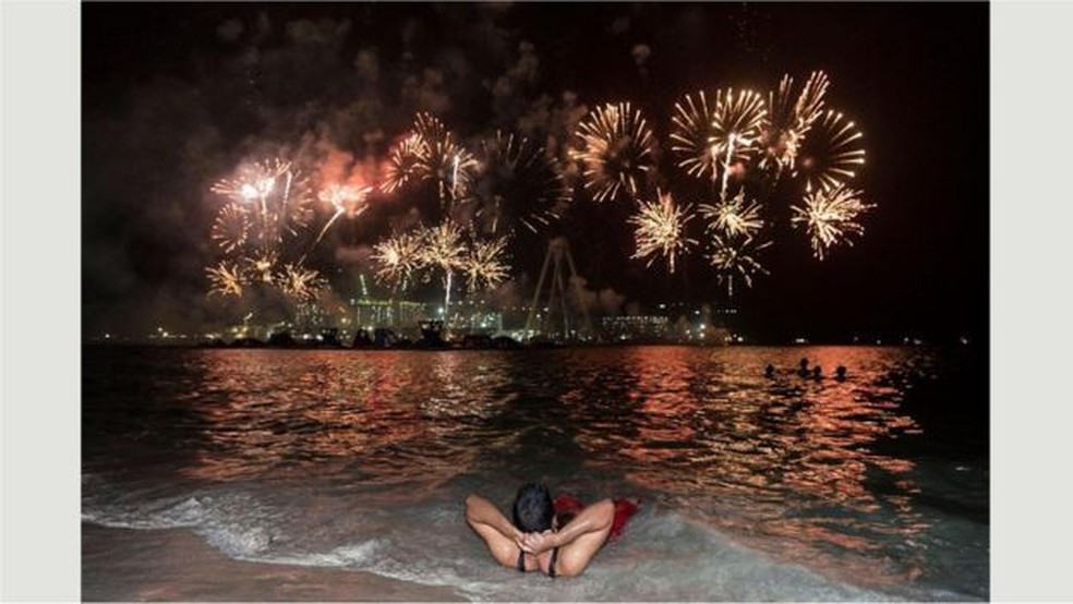  Fogos de artifício durante festival Eid al-Adha na ilha artificial Bluewaters Island  (Foto: Nick Hannes)
