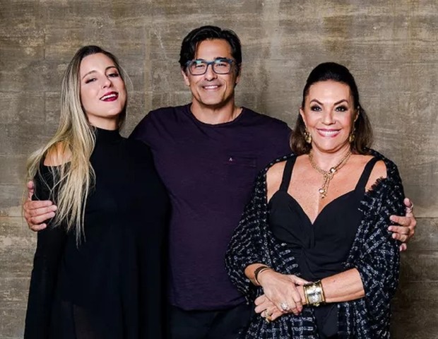 Luciano Szafir com a mulher, Luhanna, e a mãe, Beth Szafir (Foto: Divulgação/E!)