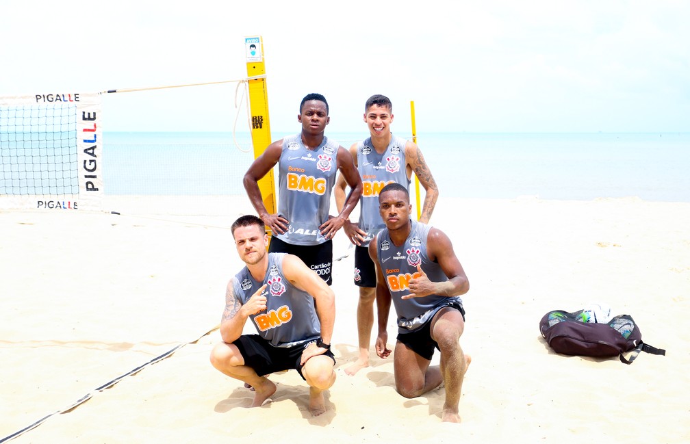 Corinthians retorna a São Paulo após treino em praia de Fortaleza e futevôlei