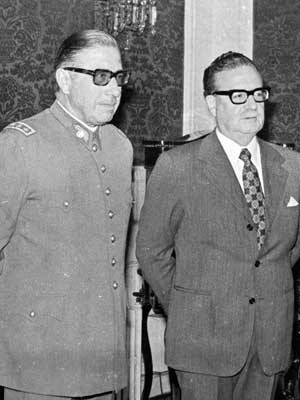 La foto de agosto de 1973 muestra al general chileno Augusto Pinochet (izquierda) y al presidente Salvador Allende en la ceremonia de nombramiento de Pinochet como comandante en jefe del ejército.