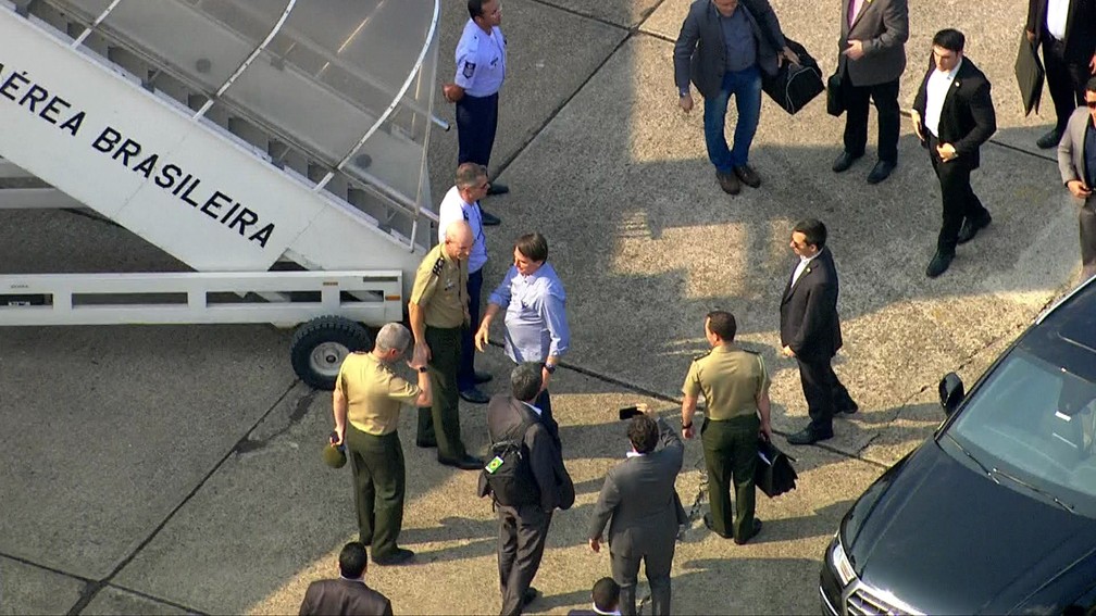 Presidente Jair Bolsonaro chega ao Aeroporto de Congonhas, na Zona Sul de São Paulo, na tarde desta segunda-feira (16) — Foto: Reprodução/TV Globo