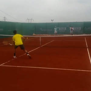 Bellucci postou vídeo em que aparece trocando bolas com Federer (Foto: Reprodução / Instagram)