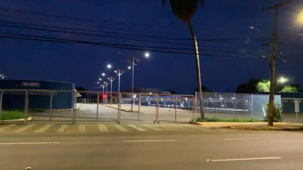 Terminal Bandeirantes amanheceu trancado, nesta quarta-feira. — Foto: Luana Ribeiro