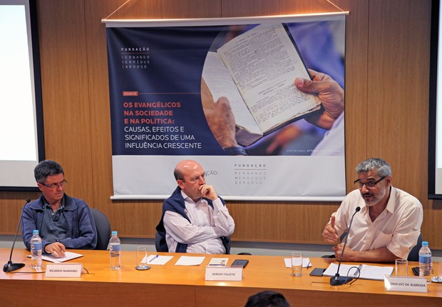 Os debatedores Ricardo Mariano e Ronaldo de Almeida durante evento na Fundação FHC (Foto: Vinicius Doti/Divulgação)