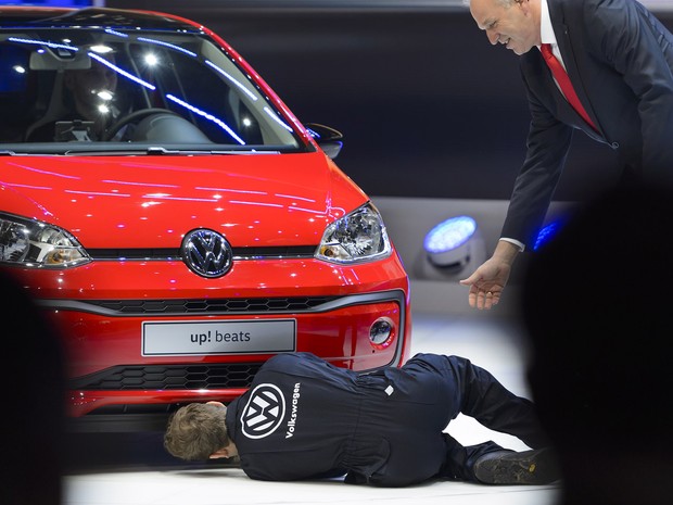 Comediante interrompe apresentação da Volkswagen em Genebra (Foto: Fabrice Coffrini/AFP)