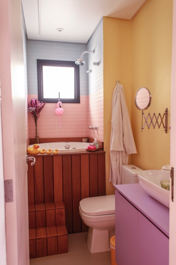 No banheiro, dois tons de azulejos da Portobello revestem as paredes em torno do ofurô da Ouro Fino. Louças e metais da Deca  (Foto: Julia Rodrigues / Editora Globo)