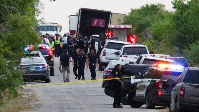 Autoridades encontraram dezenas de mortos em um caminhão abandonado perto de San Antonio, no Texas (Foto: GETTY IMAGES (via BBC))