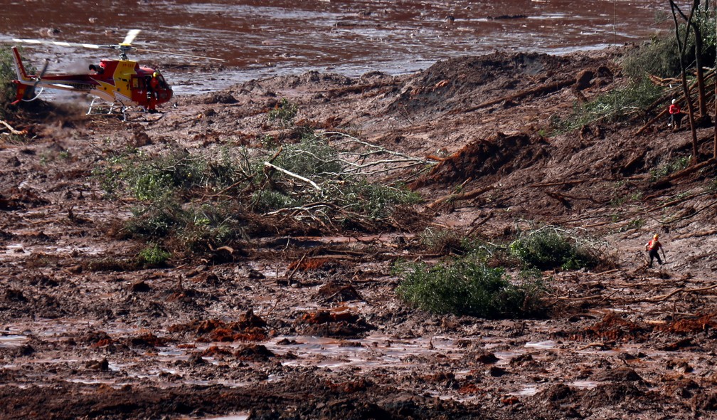 Equipe de resgate busca por vÃ­timas depois do rompimento da barragem da Vale, em Brumadinho. â€” Foto: Adriano Machado/Reuters