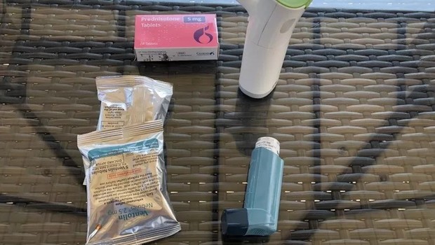 Lisa toma oito medicamentos diferentes para manter sua asma sob controle (Foto: BBC)