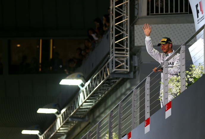 Lewis Hamilton acena para fãs após vitória na corrida noturna de Cingapura (Foto: Getty Images)