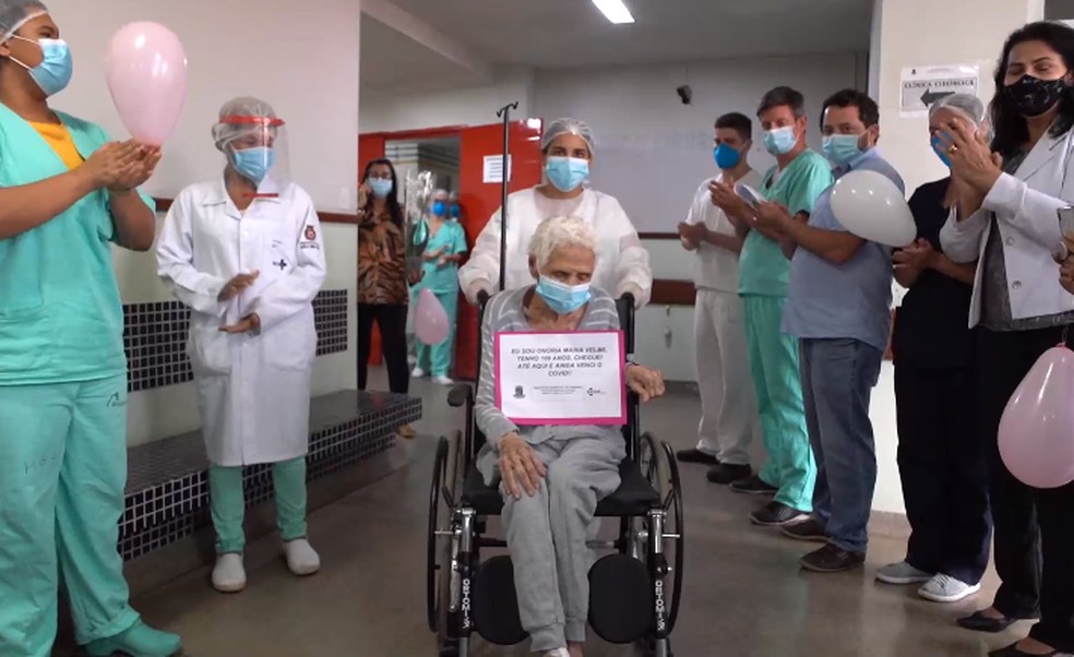 Idosa recebeu o carinho dos profissionais de saúde que cuidaram dela no ES — Foto: Divulgação/ HGL