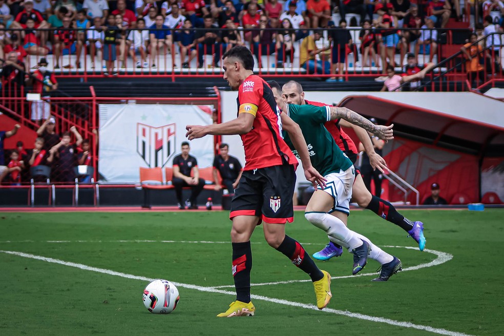 Com salário cinco vezes maior, Atlético-GO avalia vender Baralhas ao Inter e ficar com um percentual do jogador