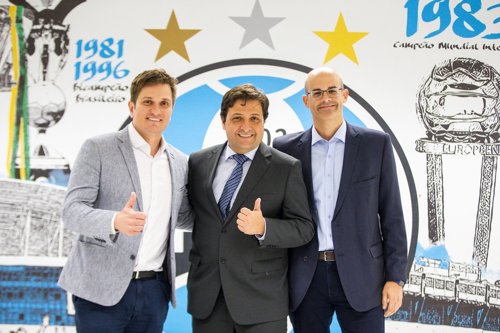 Alberto Guerra, novo presidente do Grêmio, e diretor Antônio Brum (E) e vice de futebol Paulo Caleffi — Foto: Lucas Uebel/Grêmio