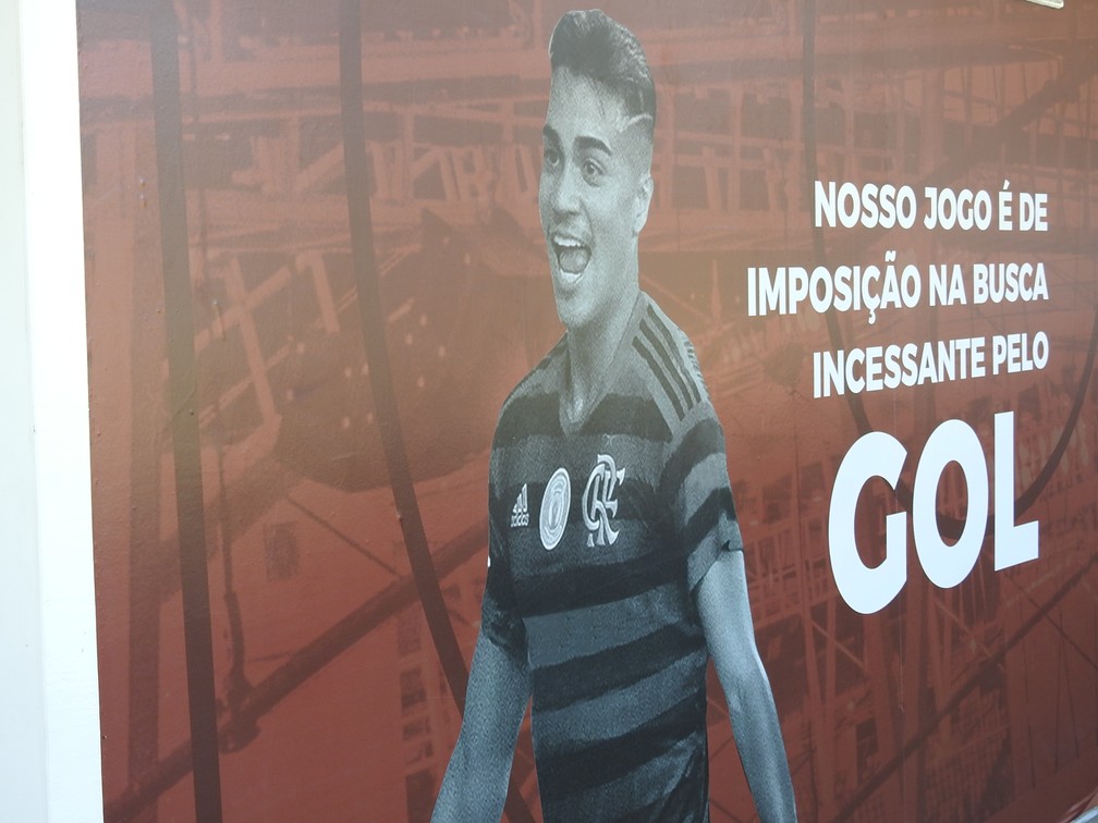 Reinier, ex-Flamengo, aparece em parede posicionada em frente ao campo, e busca pelo gol é destacada — Foto: Fred Gomes