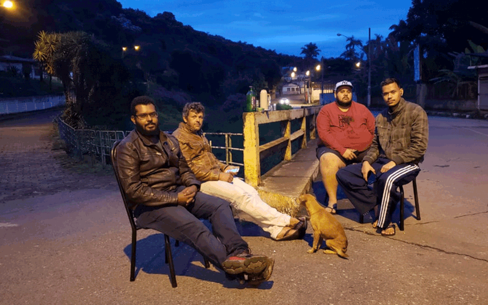 Moradores da região da barragem em Barão de Cocais passaram a madrugada na rua — Foto: Rede Globo