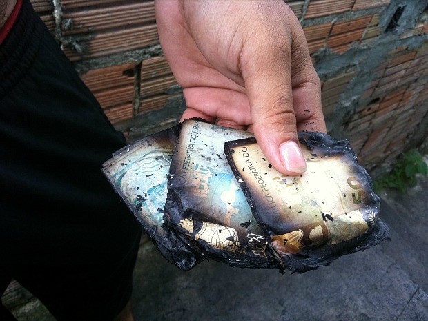 R$ 3 mil que seriam usados para comprar moto foram queimados (Foto: Marina Souza/G1 AM)