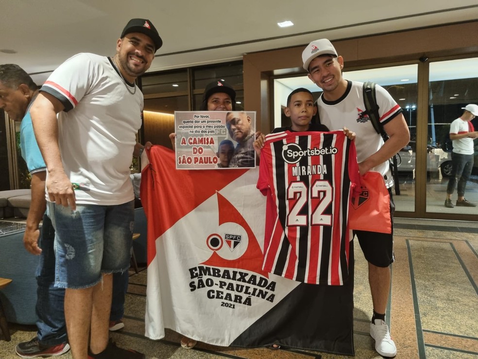 Embaixada do São Paulo no Ceará fez o "meio-campo" para Nycolas — Foto: José Edgar de Matos