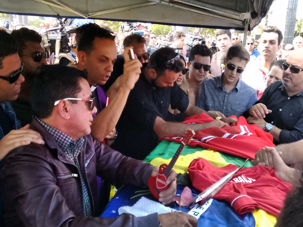 Amigos famosos gravam vídeos em homenagem a Cristiano Araújo