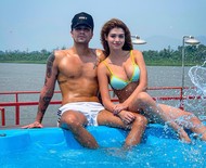 No Pantanal, Luan Santana curte piscina com a noiva, Izabela Cunha
