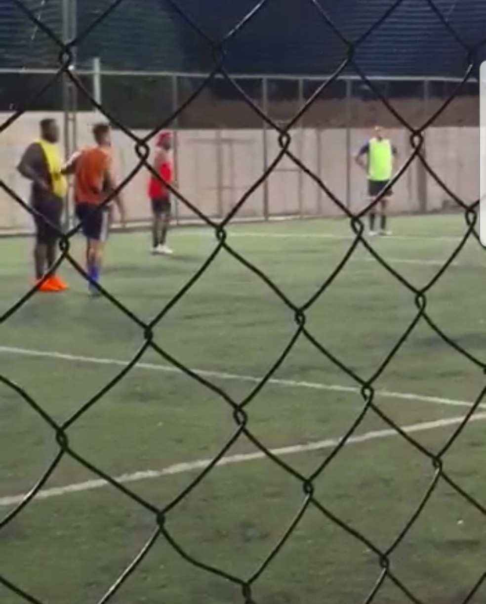 Cazares (de boné vermelho) durante "pelada"  — Foto: Reprodução/Internet