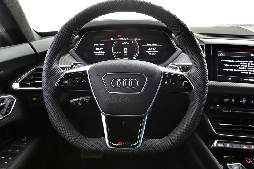 As borboletas do volante servem apenas para ajustar a intensidade da regeneração de energia em frenagens — Foto: Divulgação