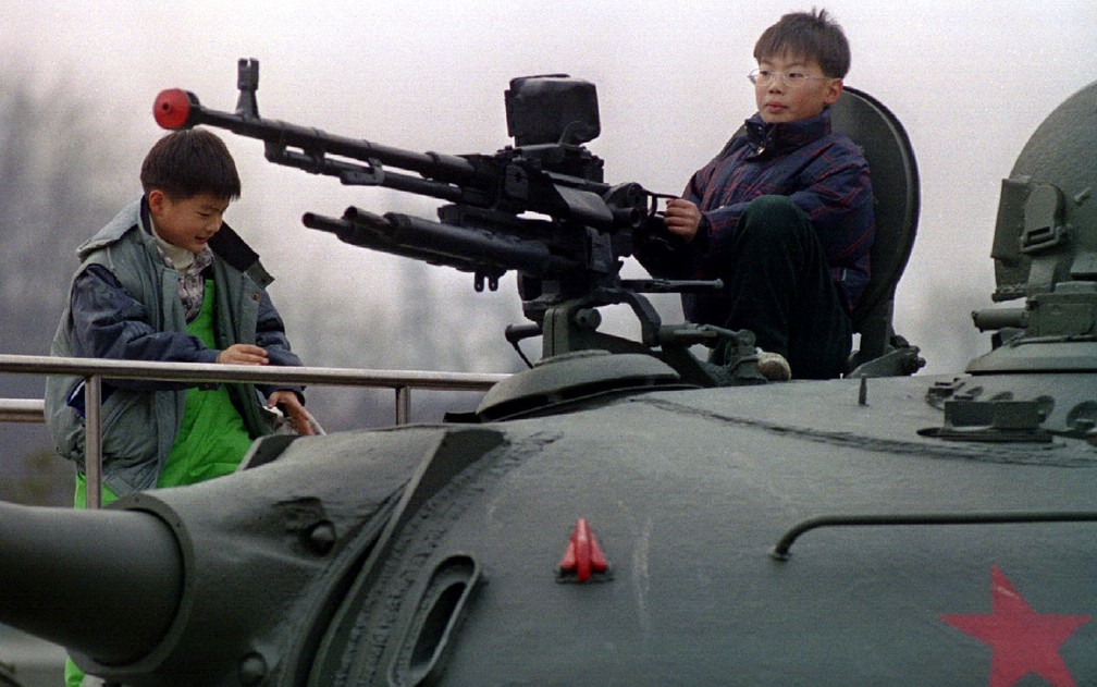 Dois meninos sul-coreanos brincam em um tanque norte-coreano T-59, relÃ­quia da Guerra da Coreia, em Seul, em foto de 27 de dezembro de 1994 (Foto: Paul Barker/Reuters)