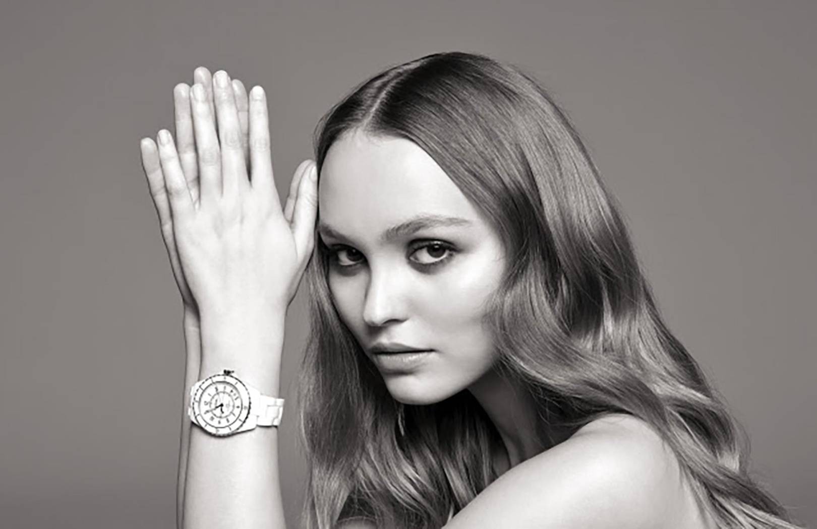 Lily-Rose Depp na campanha do lançamento do novo J12, relógio ícone da Chanel (Foto: Divulgação)