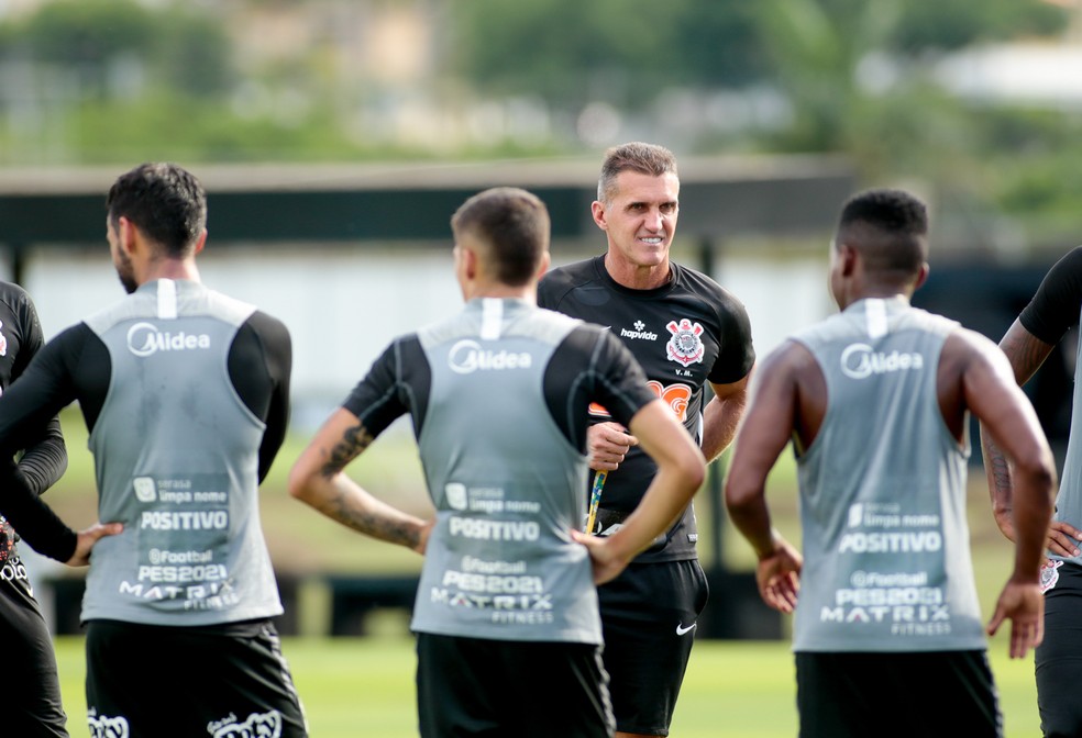 Mancini orienta jogadores durante treino do Corinthians — Foto: Rodrigo Coca / Ag.Corinthians
