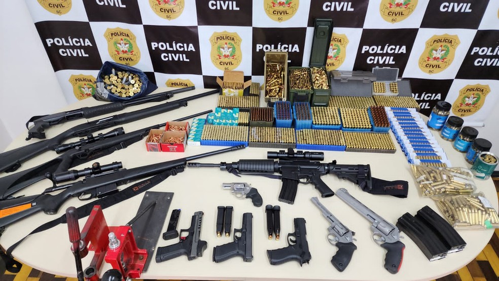 Armas e balas apreendidas em operação contra fabricação e venda ilegal no Oeste de SC — Foto: Polícia Civil/Divulgação