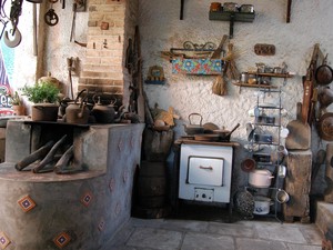 Cozinha do museu tem fogão a lenha e panela de barro (Foto: Artur Lira / G1)