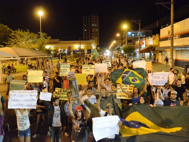 Protesto nas ruas de Três Lagoas (Foto: Danilo Fiuza/Jornal JP)