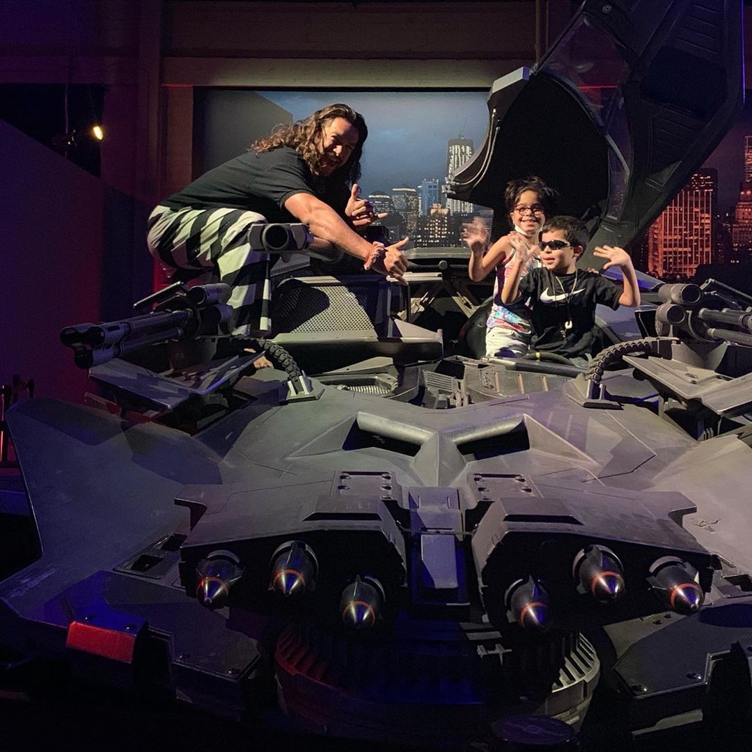 Jason Momoa leva crianças a estúdio da Warner Bros. (Foto: reprodução / Instagram)