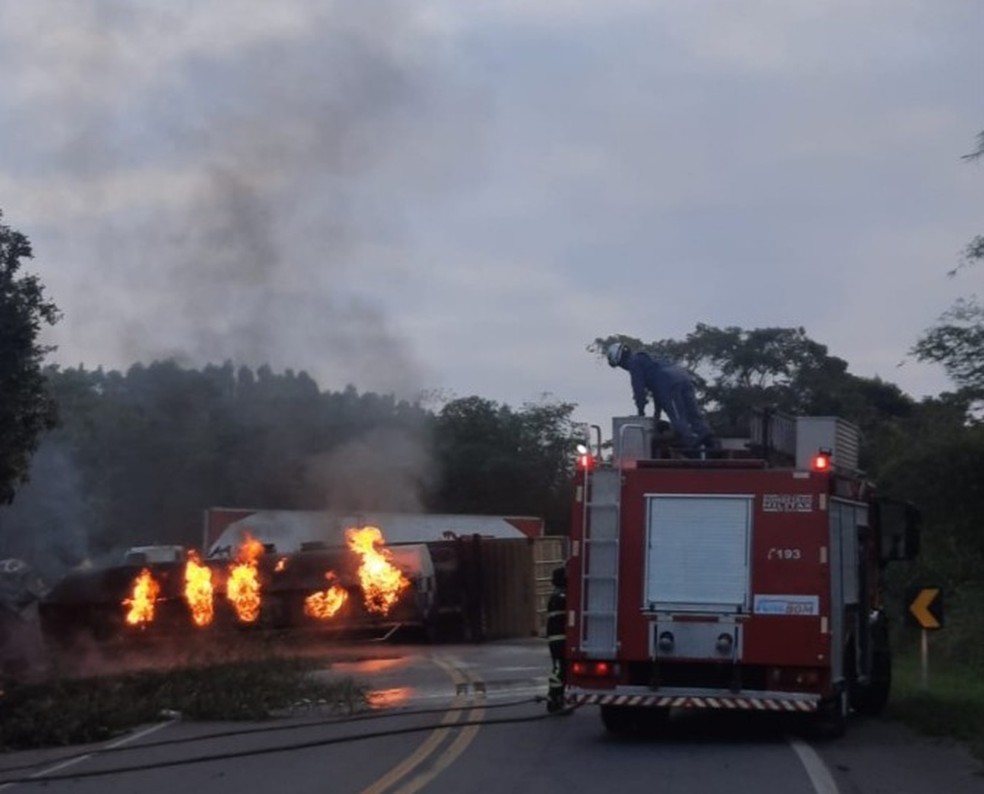 Acidente entre duas carretas deixa dois mortos na BA-093 — Foto: Reprodução/Redes Sociais