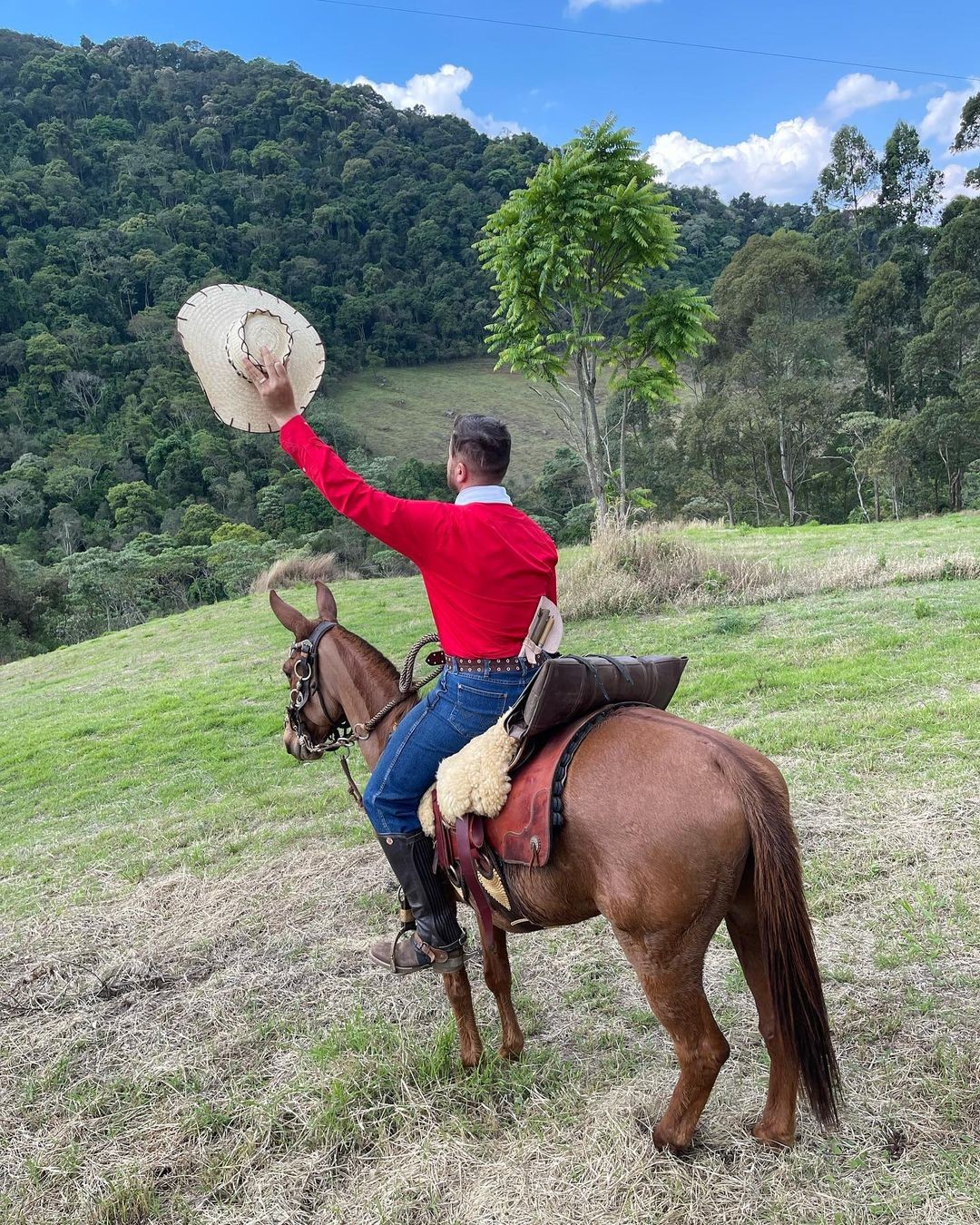 Zé Neto viaja montado em burro e é criticado nas redes (Foto: Reprodução/Instagram)
