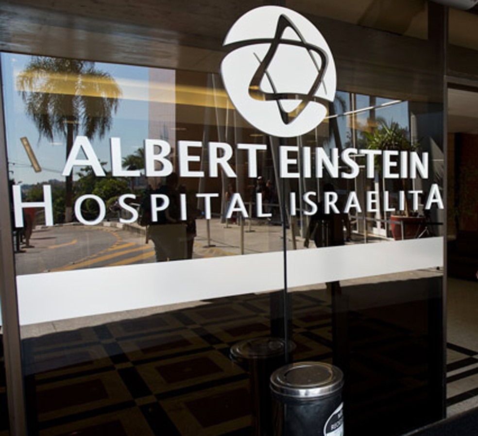 Entrada do Hospital Albert Einstein, na Zona Sul de São Paulo — Foto: AFP PHOTO / NELSON ALMEIDA