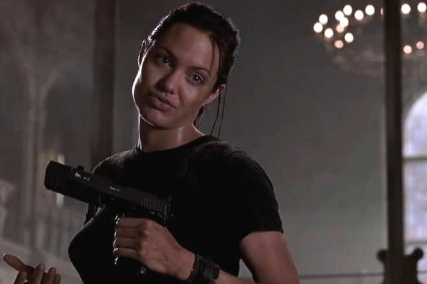 Angelina Jolie em cena de Lara Croft: Tomb Rider (2001) (Foto: Reprodução)