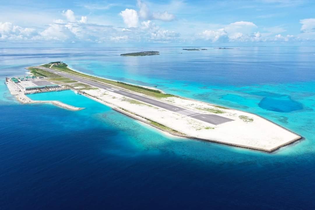 Cercada pelo mar azul turquesa por todos os lados, a pista do Aeroporto de Madivaru, nas Maldivas, tem 1.200 metros de comprimento e vai de ponta a ponta na ilha Reprodução