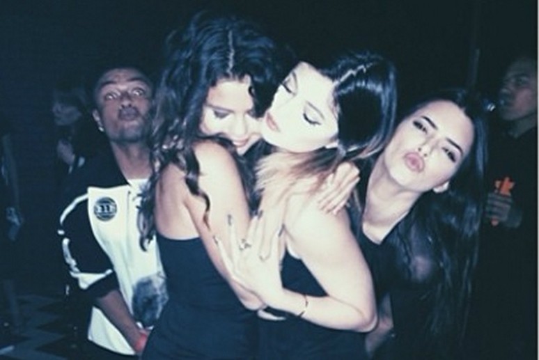 Selena Gomez e Kylie Jenner se abraçam em festa de Christian Combs (à esq.). (Foto: Instagram)
