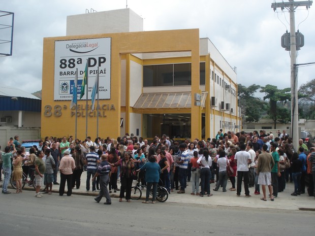 Cerca de 350 pessoas participam de protesto em Barra do Piraí (RJ) (Foto: Ana Cláudia Gonçalves/G1)