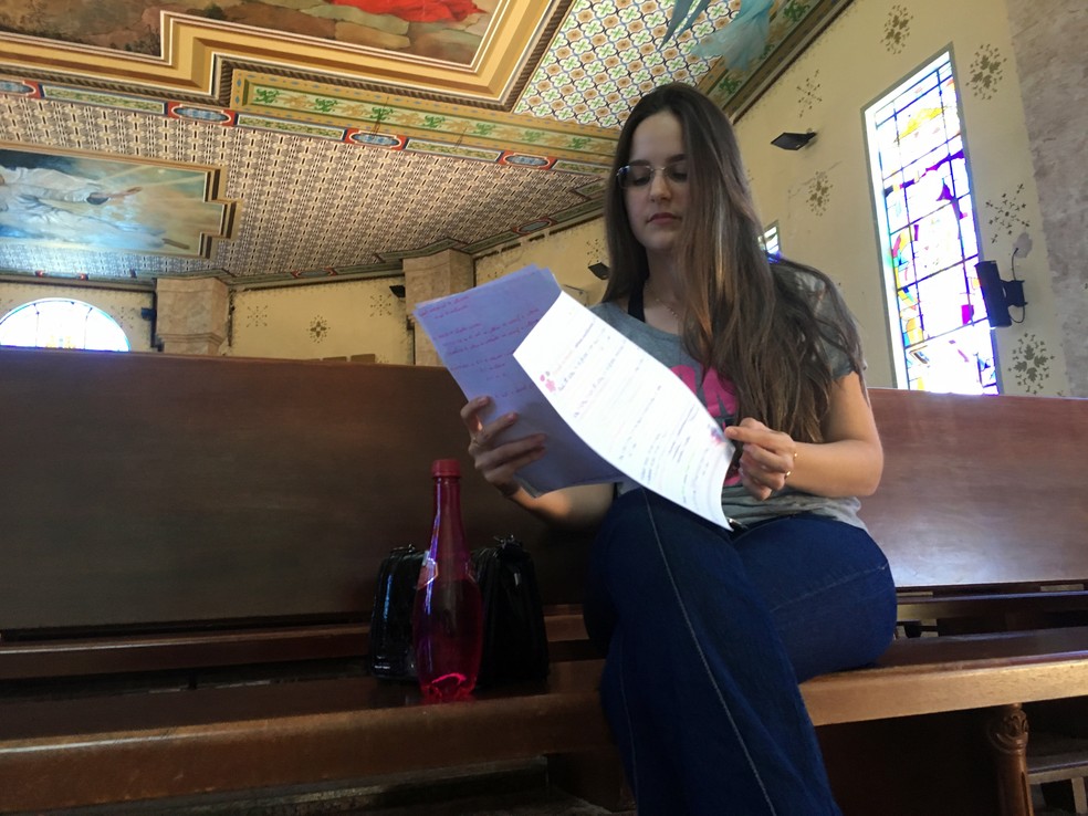 Em Presidente Prudente (SP), Letícia Reis, de 21 anos, aproveitou uma capela para estudar e rezar (Foto: Valmir Custódio/G1)