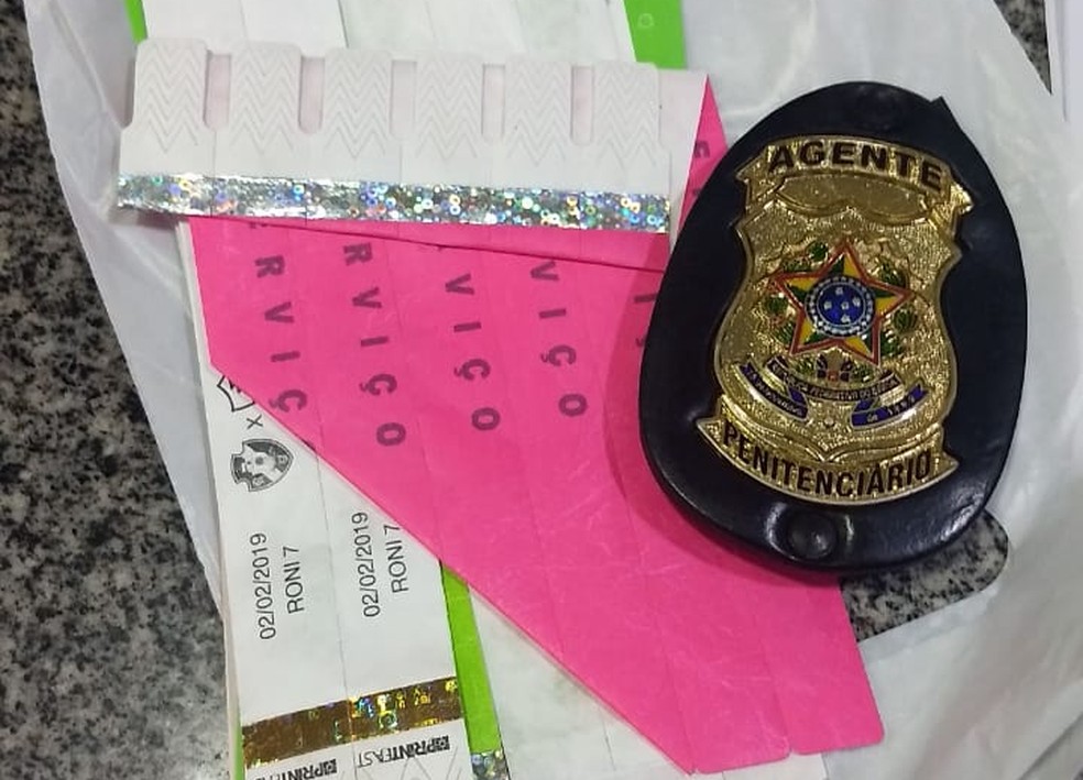 PMDF encontra distintivo de agente penitenciário com suspeito de vender ingressos falsos para show — Foto: Divulgação/PMDF
