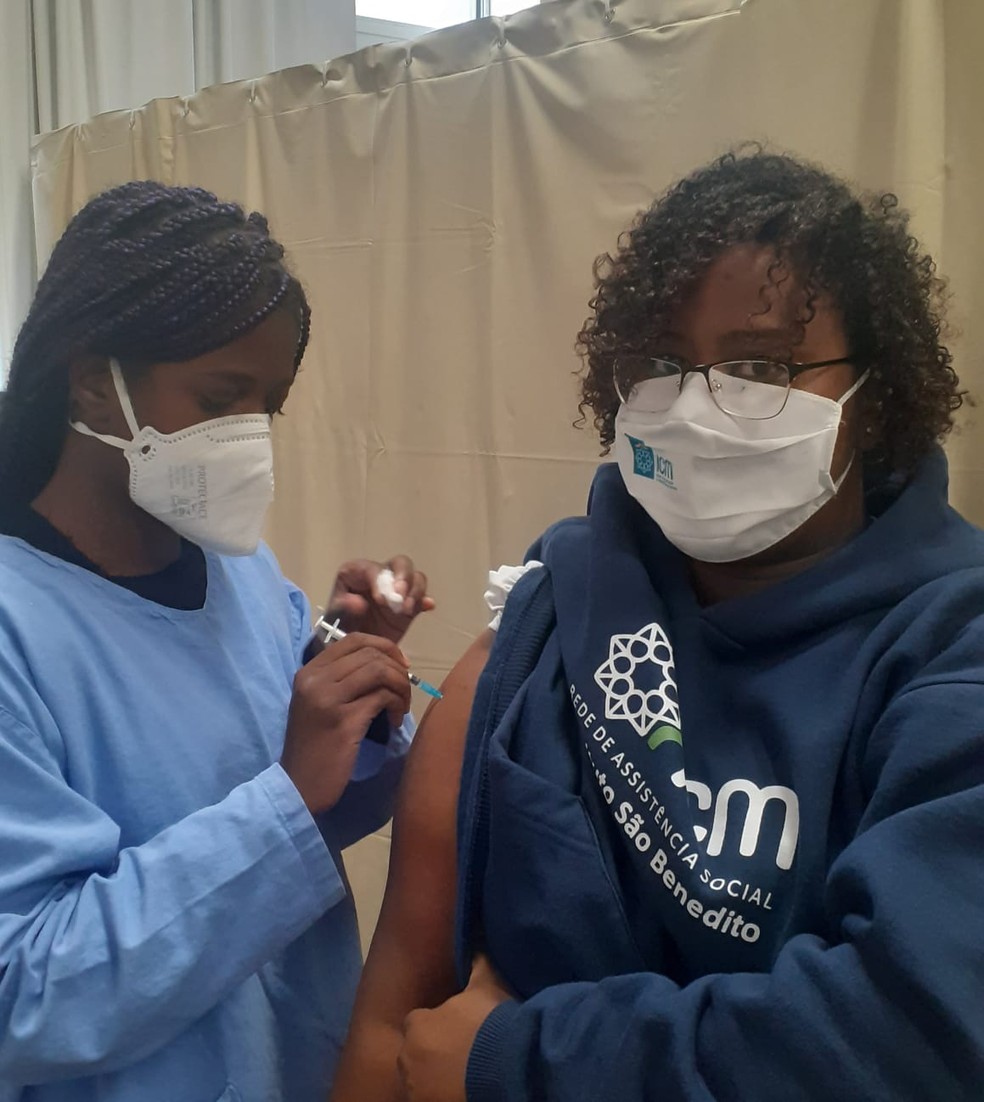 Amanda vacinando a irmã Taynan contra a Covid-19 — Foto: Arquivo pessoal