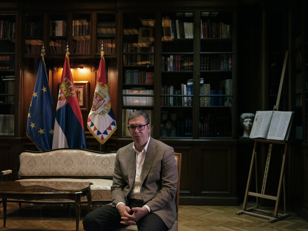 O presidente sérvio, Aleksandar Vucic, na biblioteca do palácio presidencial em Belgrado, capital do país — Foto: Vladimir Zivojinovic / The New York Times