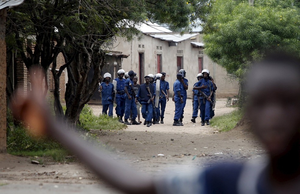Policiais nas ruas durante protesto no bairro de Buterere, no Burundi (Foto: Goran Tomasevic/Reuters)
