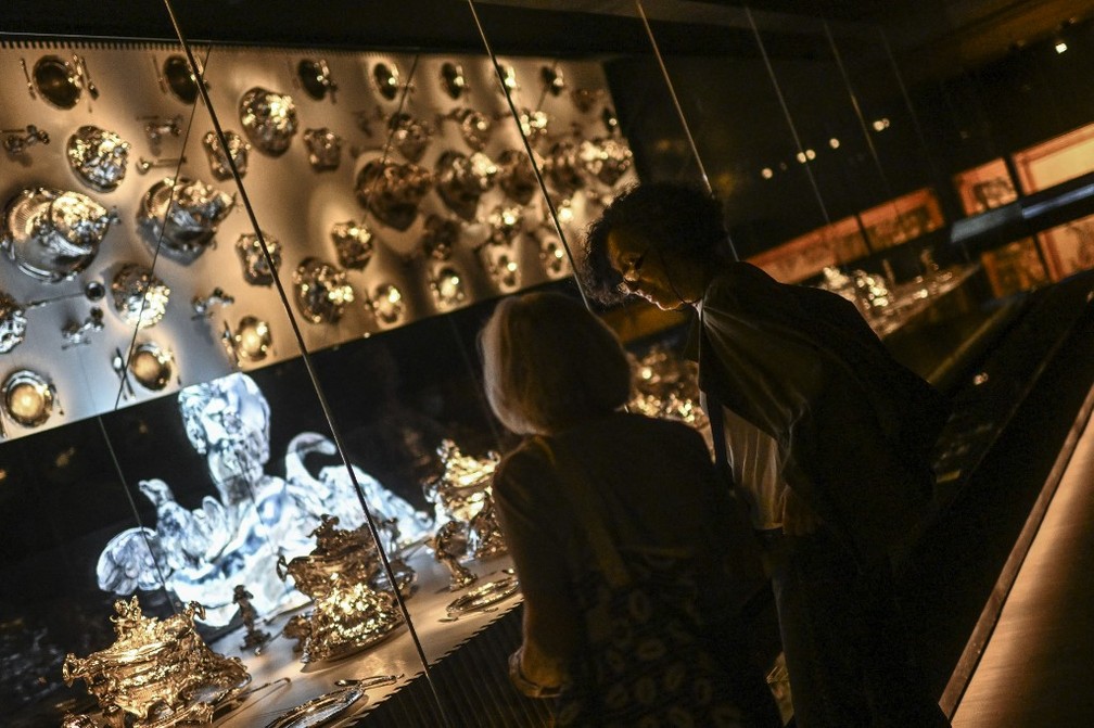 Visitantes apreciam as relíquias do Tesouro Real português — Foto: Patricia de Melo Moreira/AFP