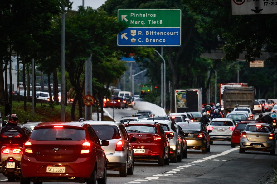 São Paulo tem pico de congestionamento com greve dos metroviários