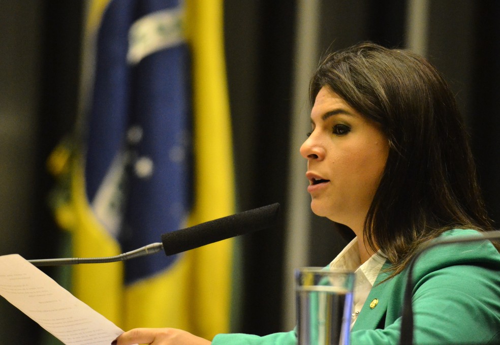 A deputada Mariana Carvalho (PSDB RO) lê relatório de segunda denúncia contra Temer na Câmara (Foto: RENATO COSTA /FRAMEPHOTO/FRAMEPHOTO/ESTADÃO CONTEÚDO)